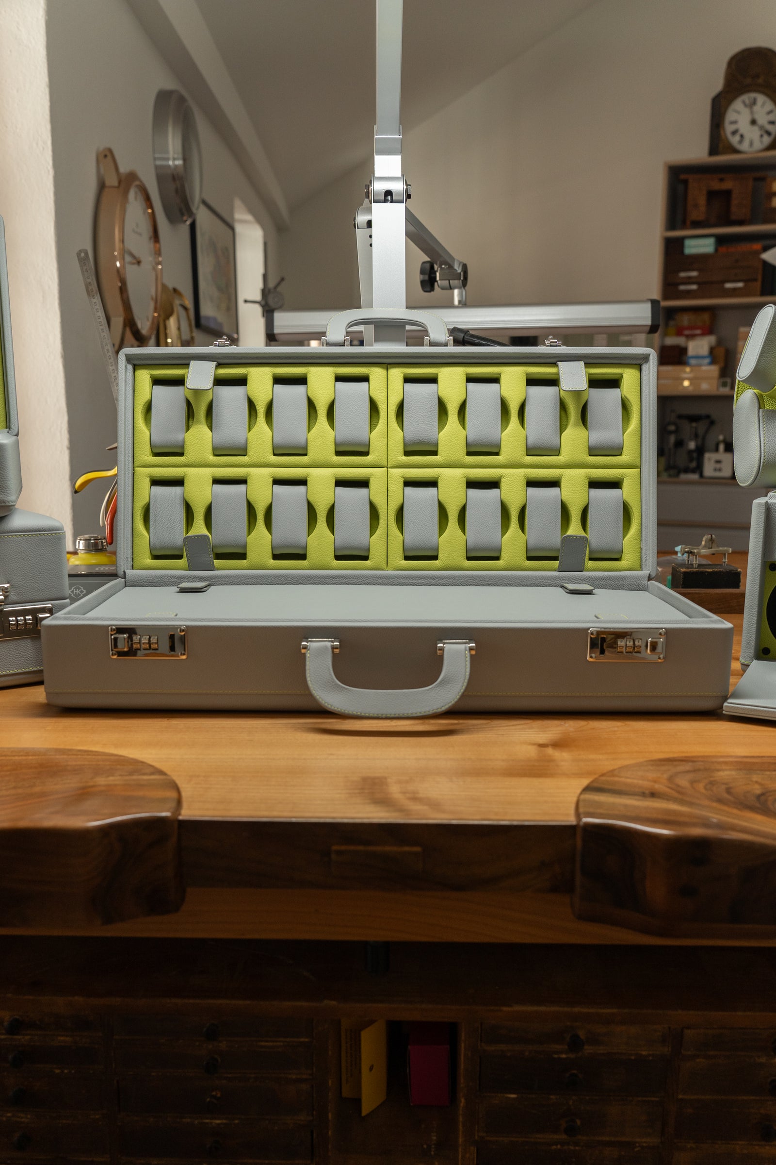 valigetta 32 Gris: valise pour montres en cuir