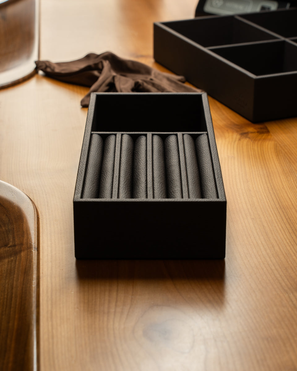 Vassoio B: leather jewellery tray
