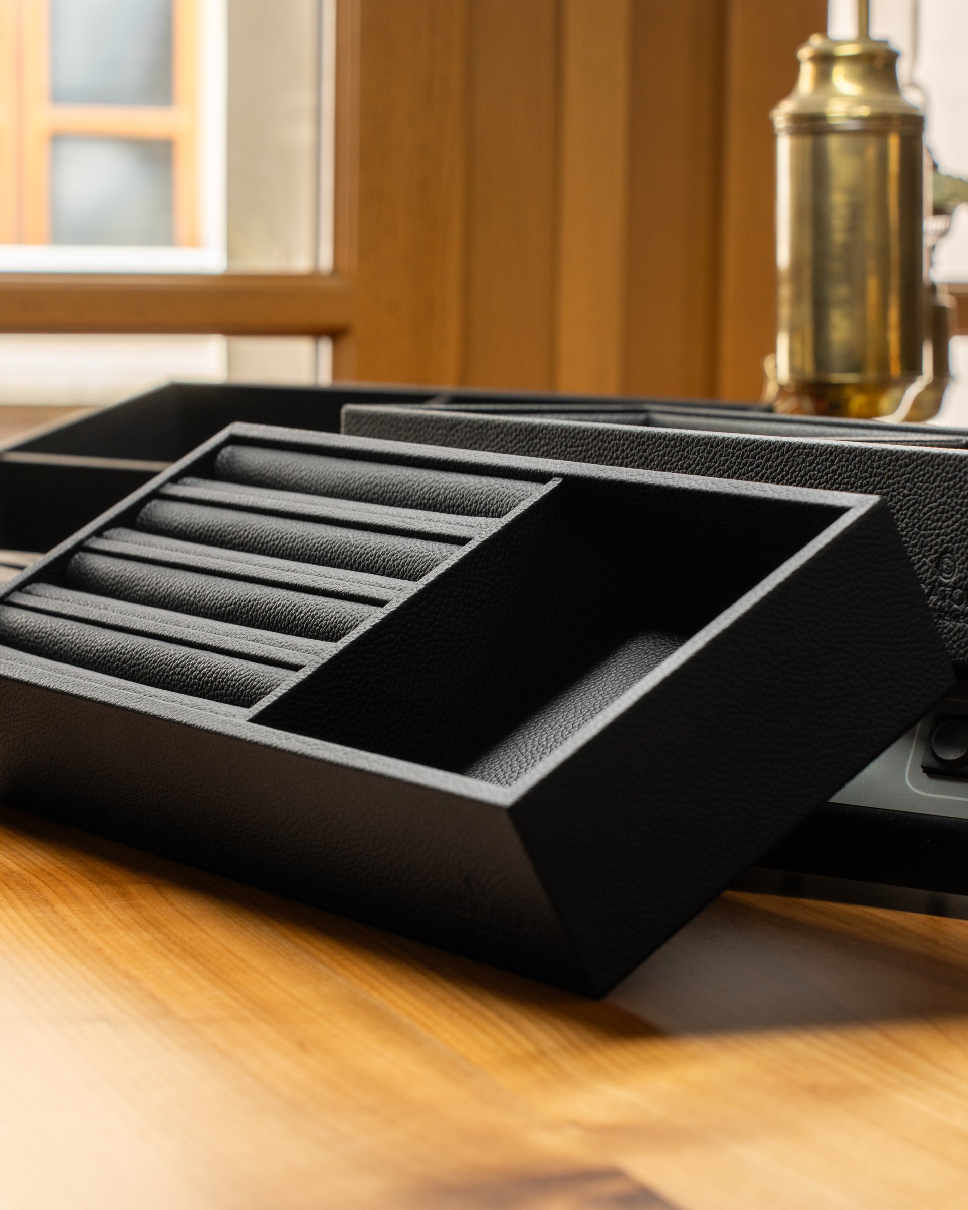 Vassoio B: leather jewellery tray