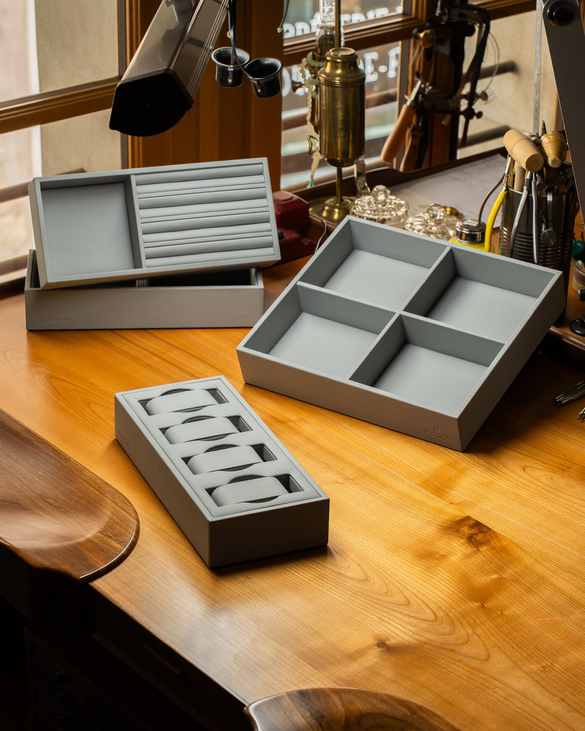 Vassoio  A: leather watch tray