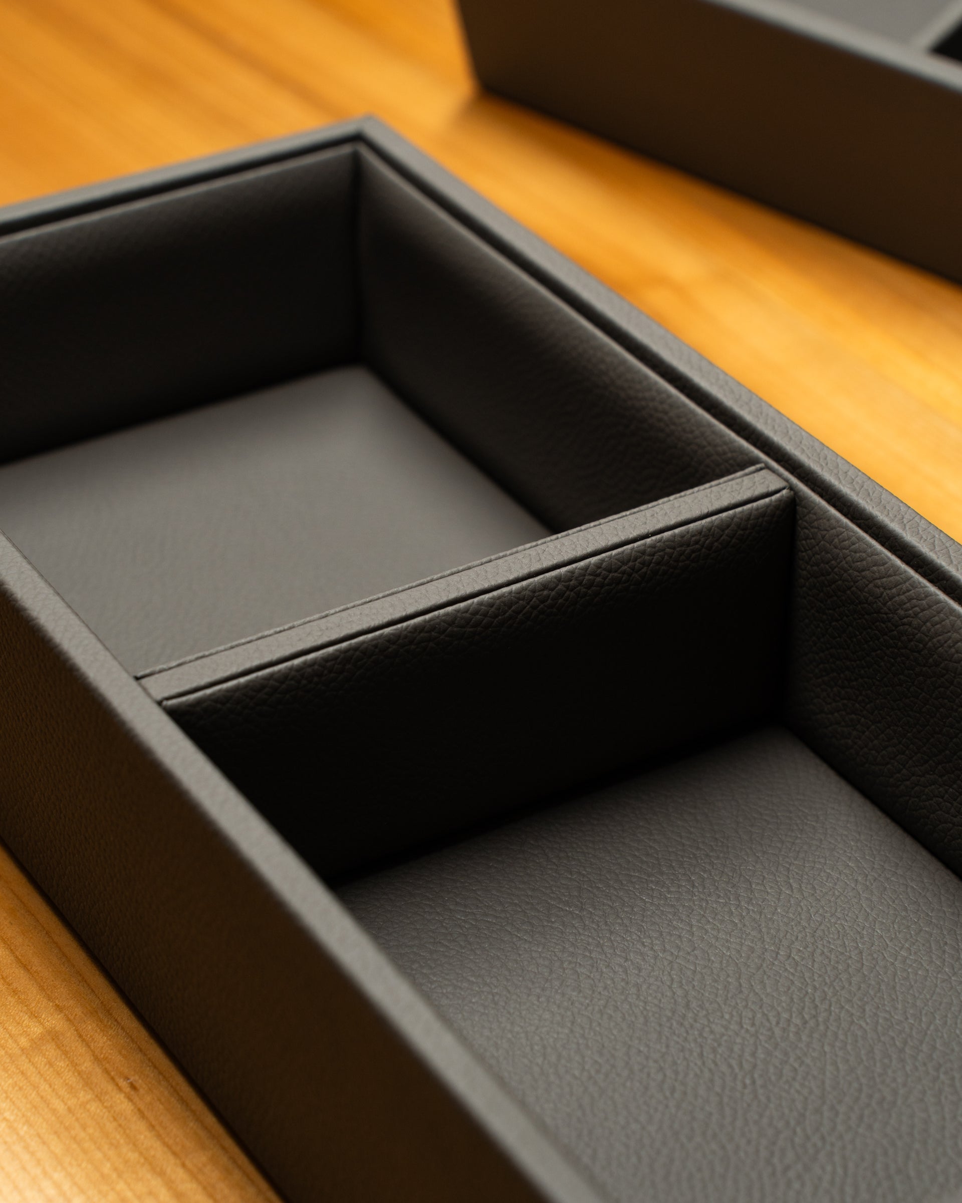 Leather valet tray: Vassoio C Intense Black