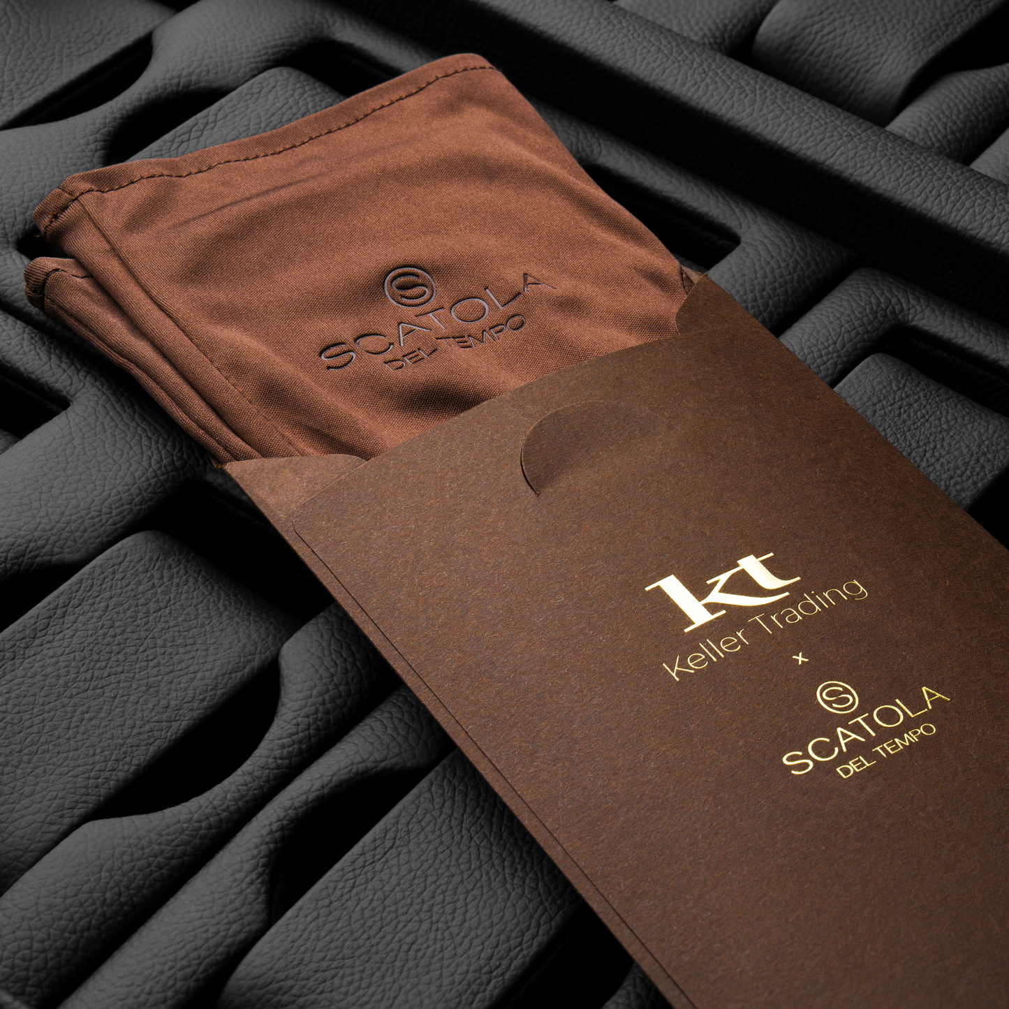 Un paio di guanti per maneggiare il tuo orologio automatico