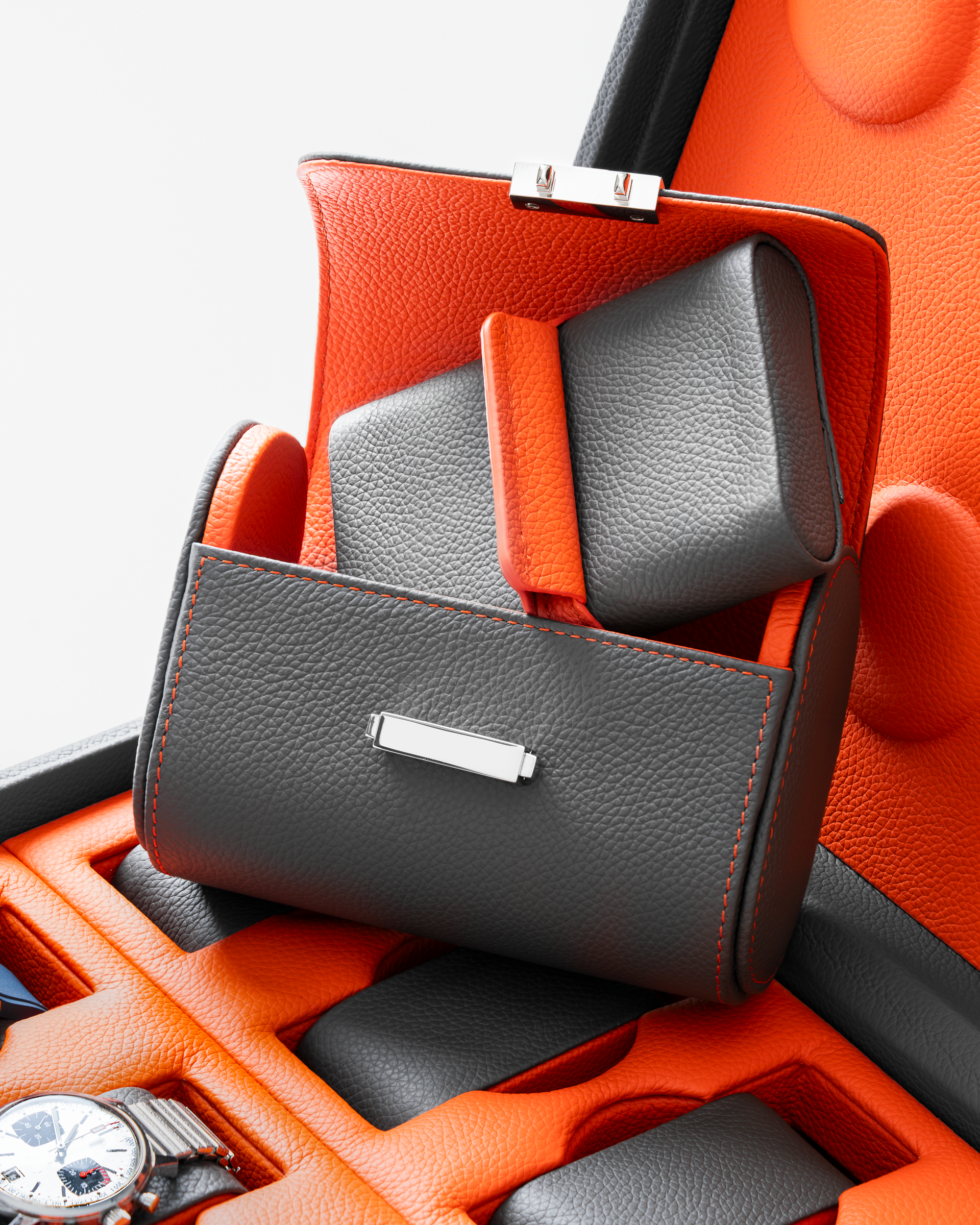 Leather watch case : A compact size designed for your travels