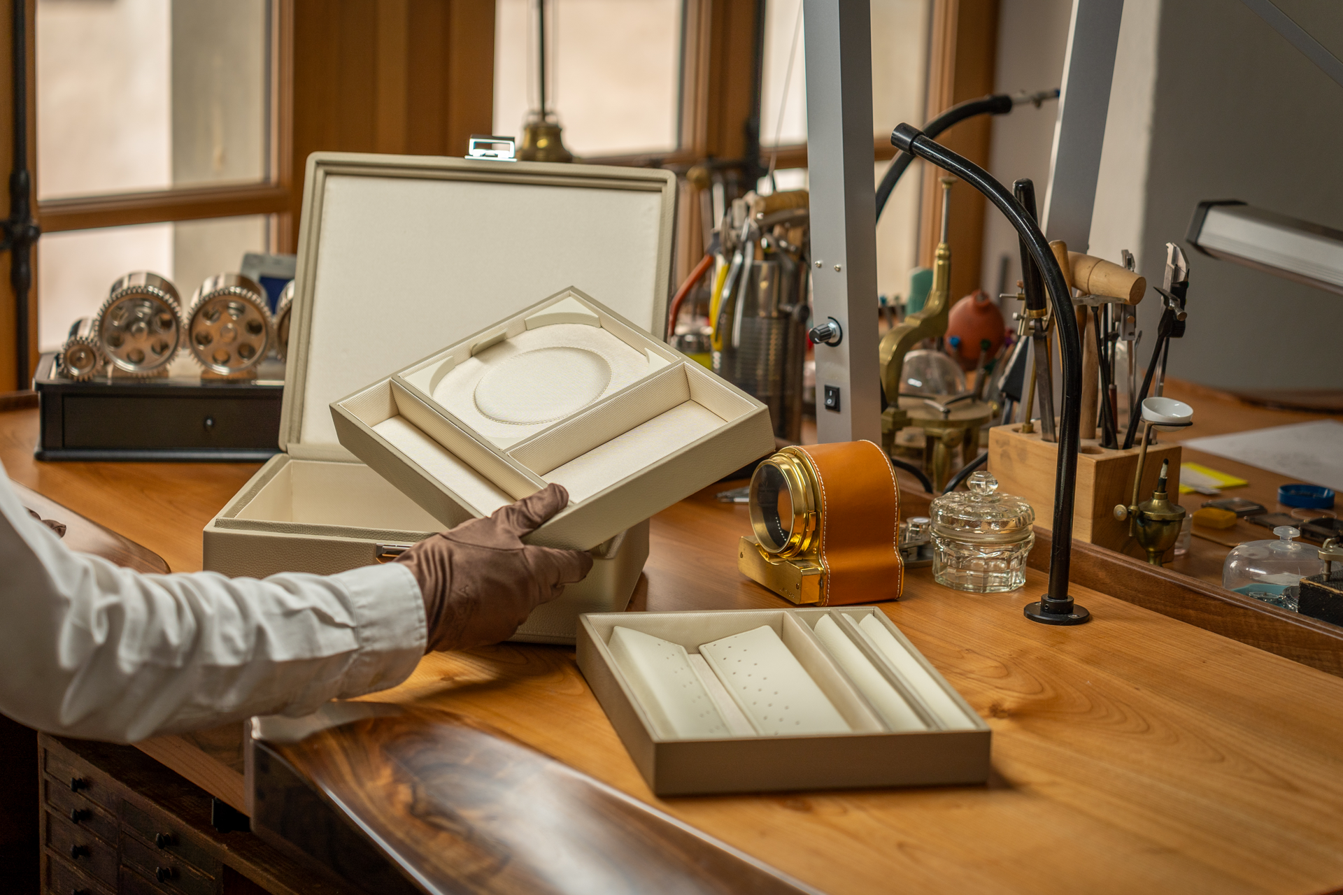 Leather jewellery box : An ergonomic and functional design