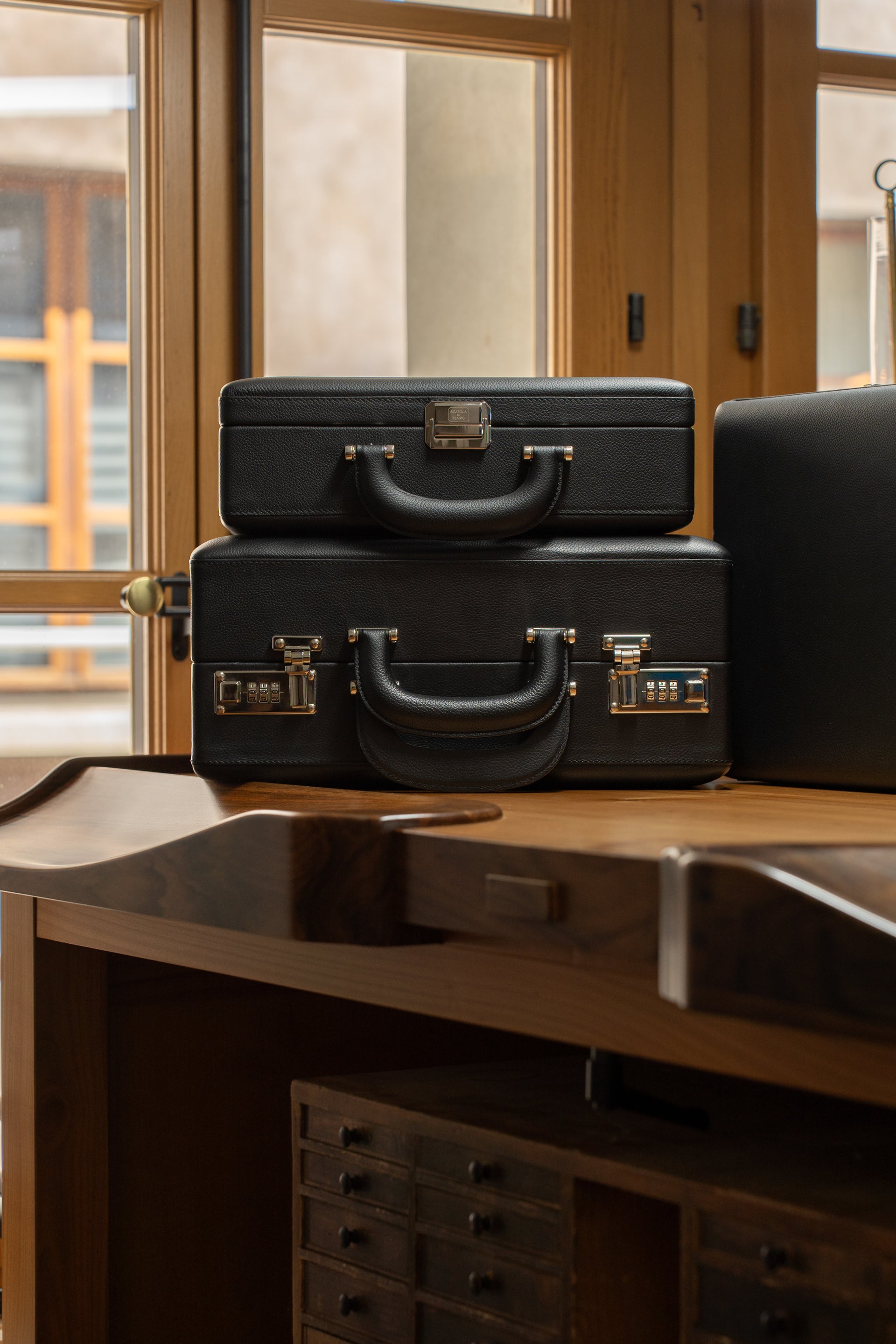 Black watch travel case : leather valigetta 16